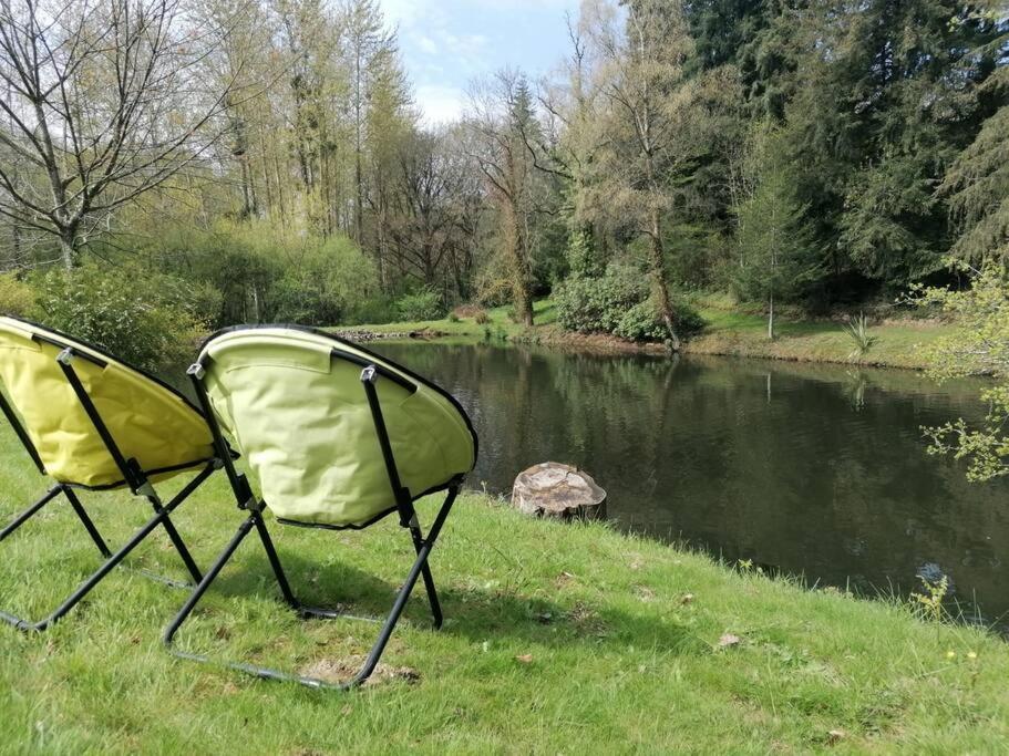 Chalet En Pleine Nature Au Bord D'Un Etang Lanvallay Bagian luar foto