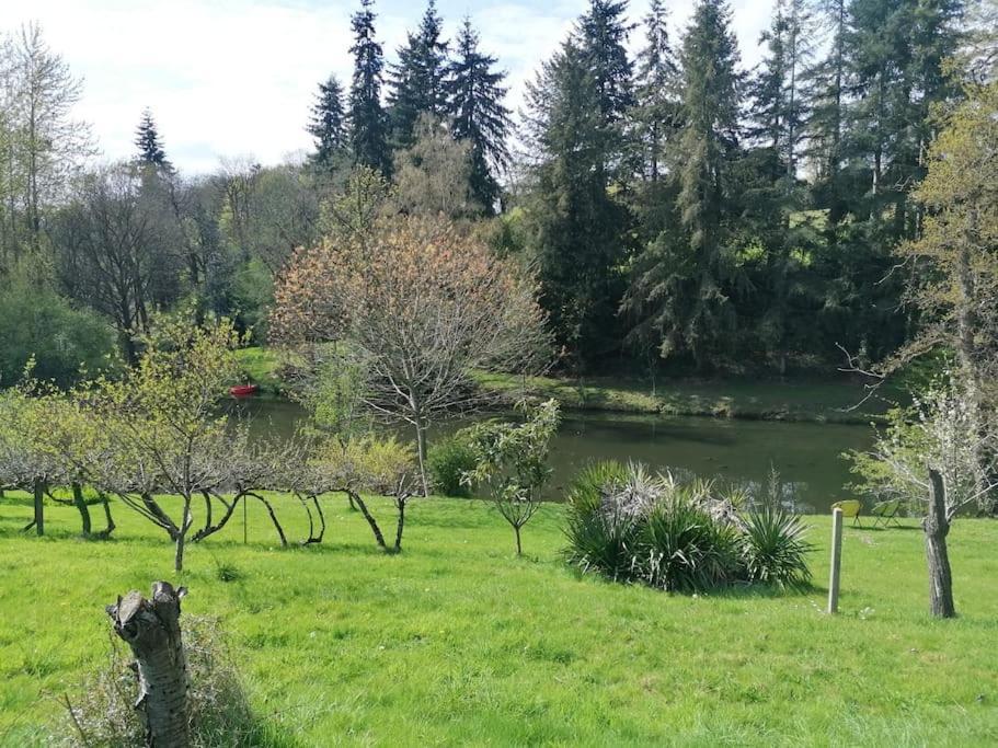 Chalet En Pleine Nature Au Bord D'Un Etang Lanvallay Bagian luar foto