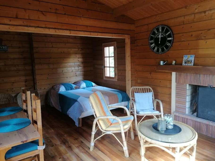 Chalet En Pleine Nature Au Bord D'Un Etang Lanvallay Bagian luar foto